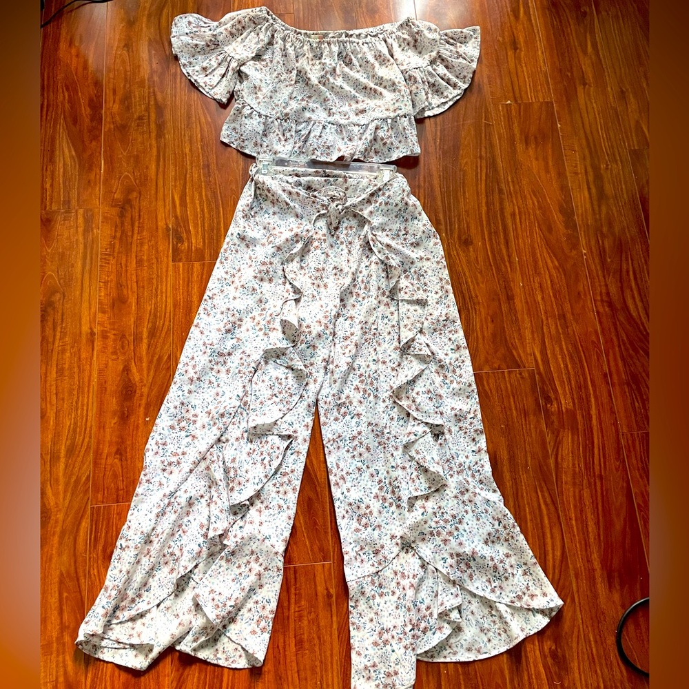 Gianni Bini SET Floral Crop Top & Flowy Pants